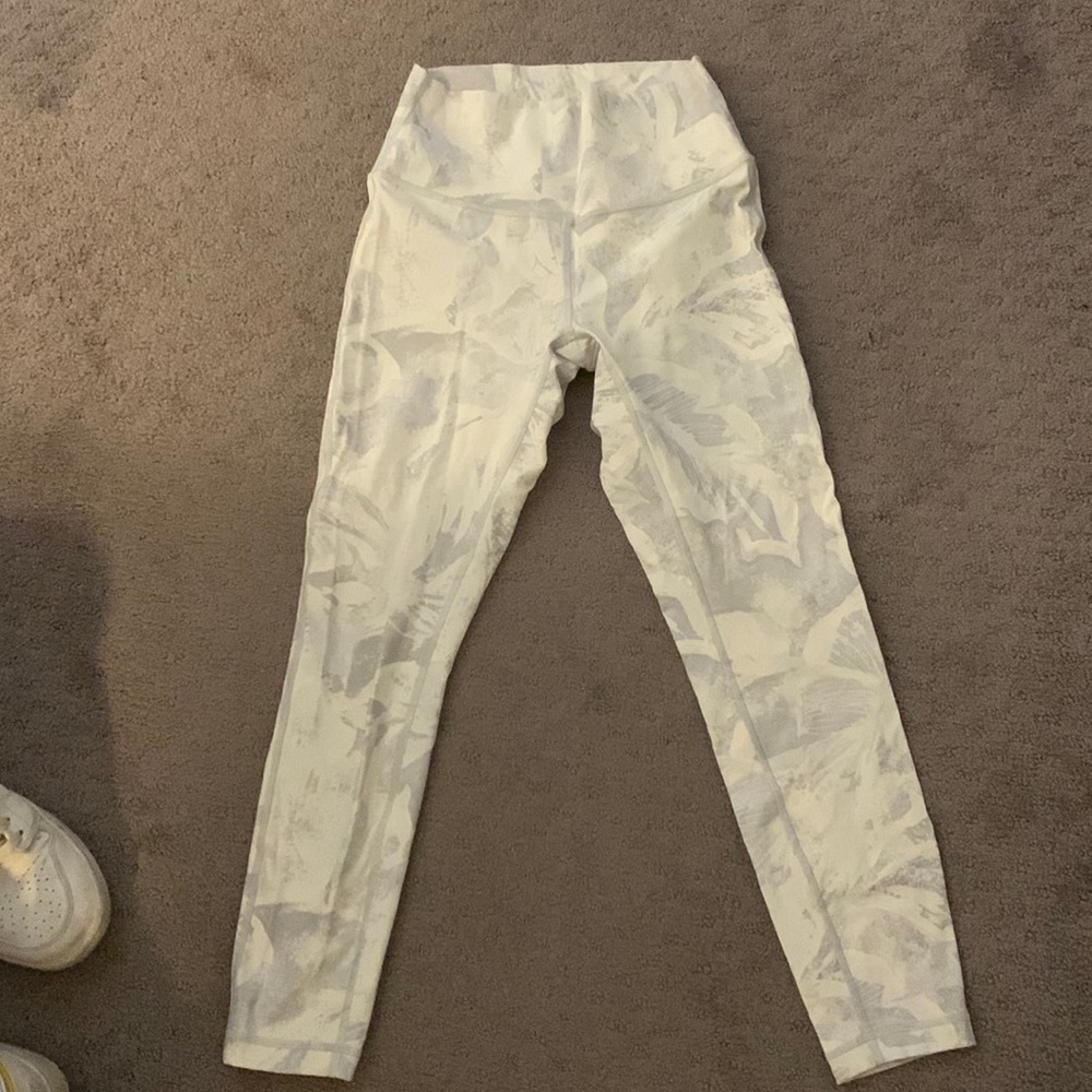 LULULEMON wunder under leggings size 6! Worn twice!